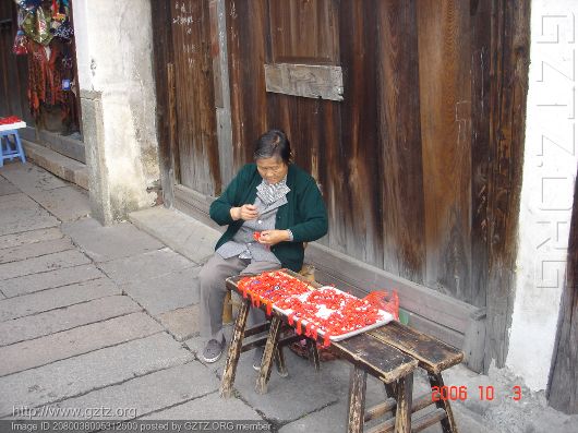 附件:乌镇--清晨   早起的刺绣老人1.jpg