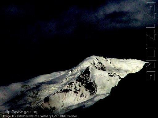 附件:帕米尔高原上的雪峰.JPG