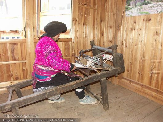 附件:调整大小 梯田旅馆的老妈妈和她的古老织布机.jpg