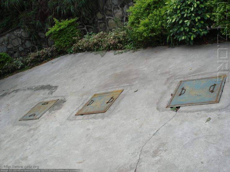 衣到记得系高一果时,个山上仲有坟墓噶, 我地果时 挖窿种树啊, 衣家已经郁郁葱葱啦 衣到大家吾知记吾记得啊, 担屎果到啊,哈,所以米三个窿窿咯 衣到以前系一个小礼堂来噶, 果时好旧噶, 衣家变左个露天小剧场啦, 靓啊 曾经学农住过既宿舍啊,