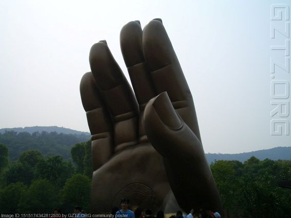 巨大的佛手,据说这手掌跟山上大佛的手掌是一个模造出来的,很是巨大.