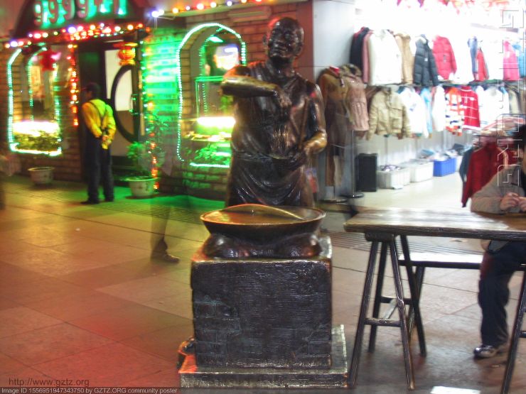 附件：步行街上的铜雕像1.jpg