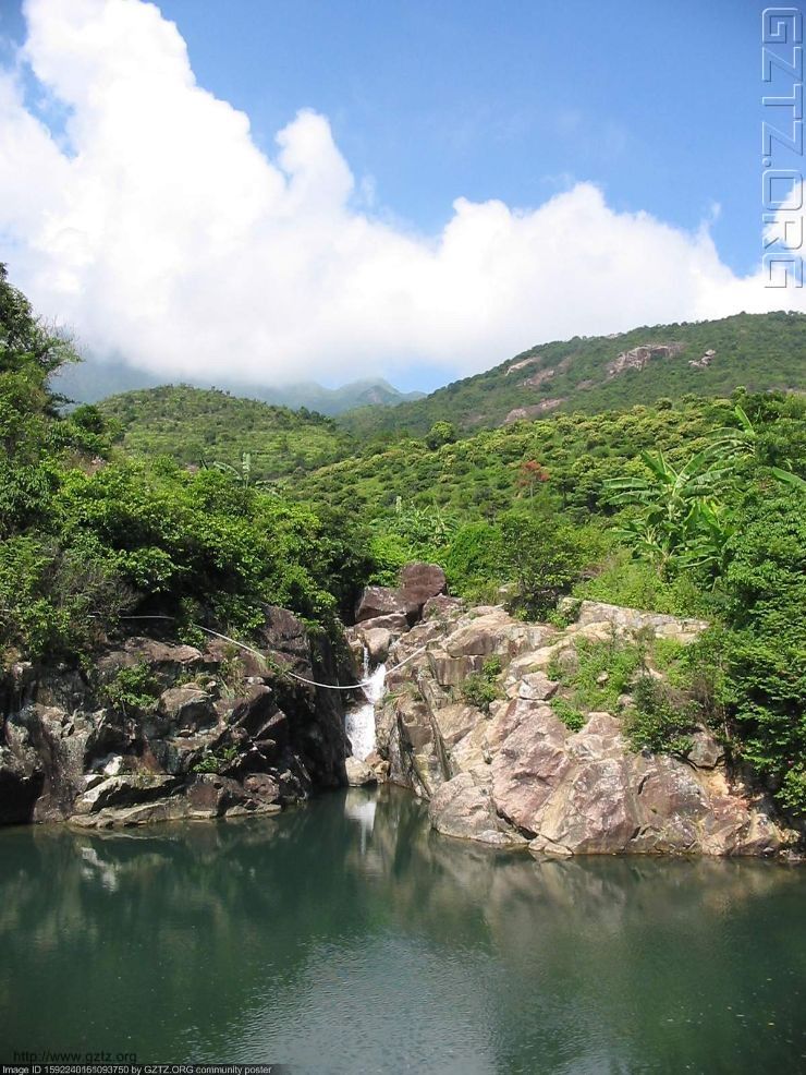 附件：白云蓝天，青山绿水，湖里的水又清又凉.jpg