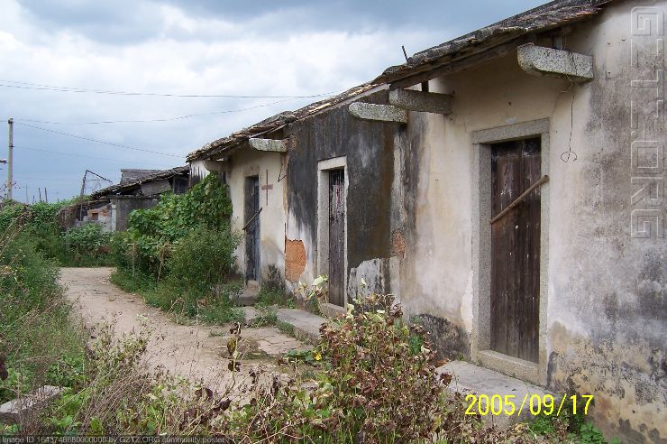 附件：村里很多旧房子已破烂不堪，但它可承载父辈和我少年清贫生活。.jpg
