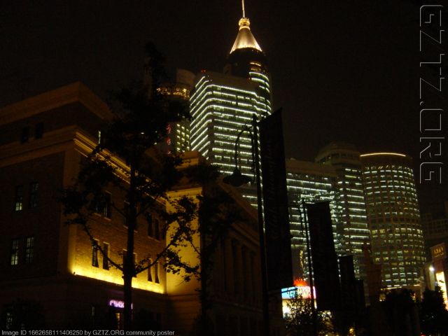 附件：远处的淮海路商务楼与身边的上海音乐厅.JPG