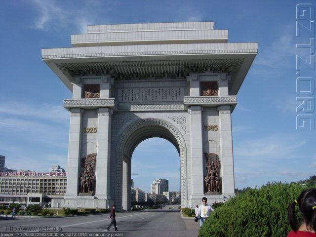 附件：$BBS下一个景点是凯旋门，纪念金日成1925年奔赴中国东北开始参加革命，1945年凯旋归来获取了朝鲜半壁江山，比法国的凯旋门还高10米。<br