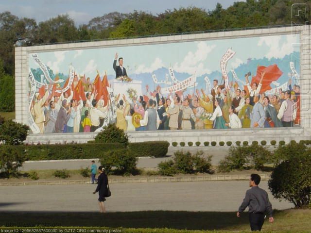 附件：$BBS凯旋门旁的一幅宣传画，大概描绘当年朝鲜人民迎接这位年轻的新君主时的场景吧<br