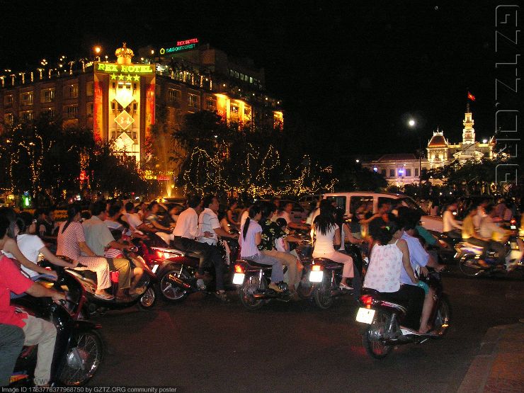附件：西贡街头夜景.JPG